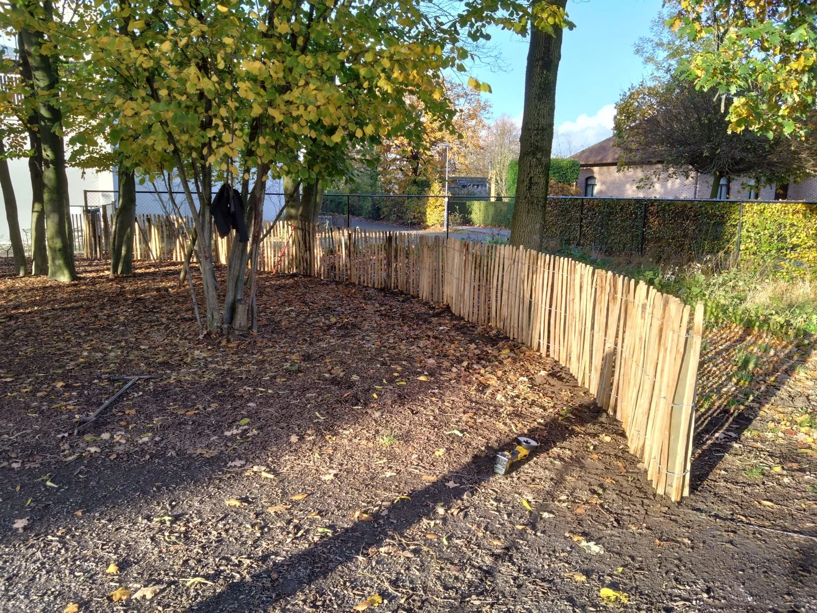 Afgewerkte houten omheining rond de rustplek