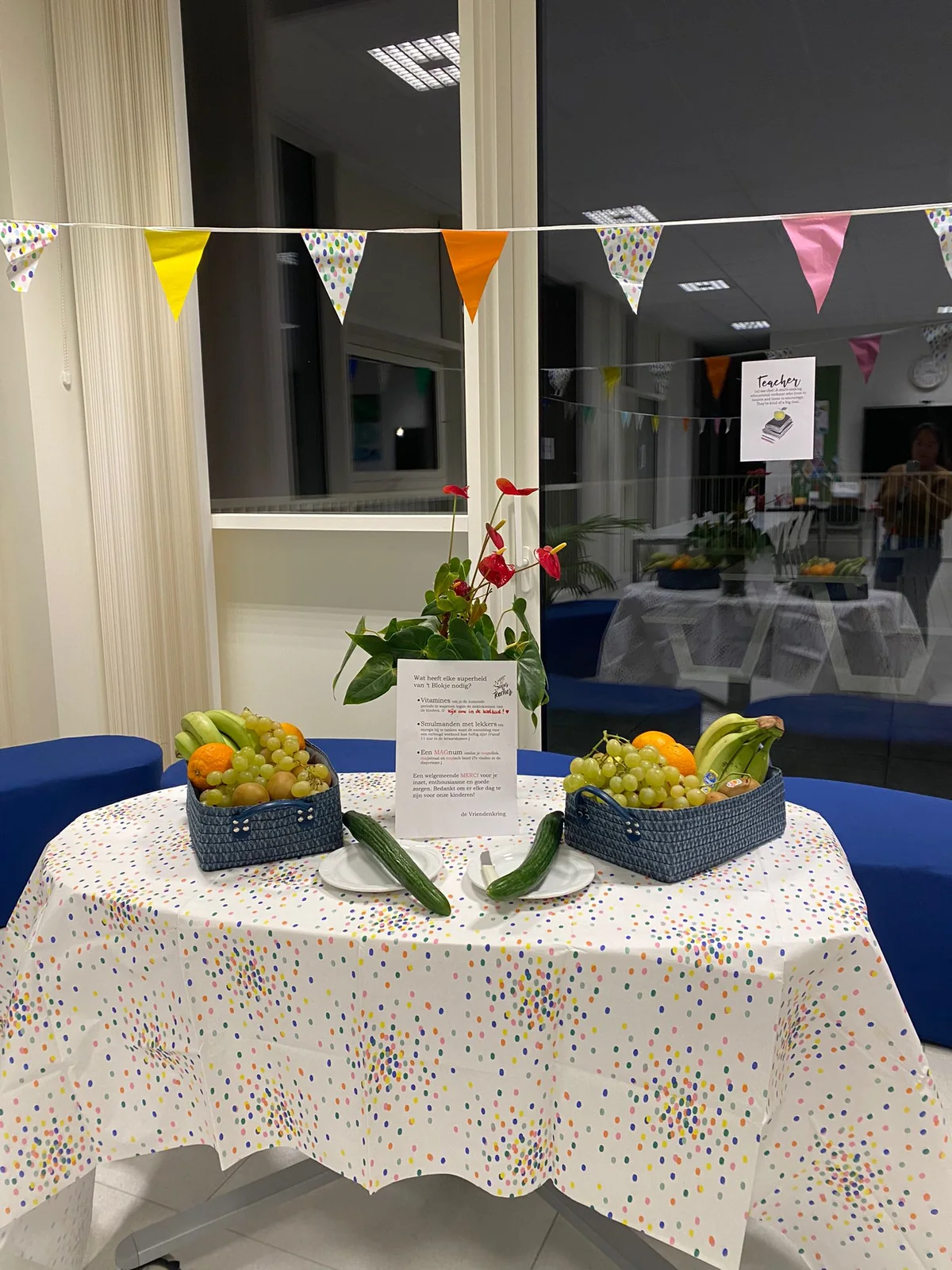 Fruitmanden en bloemen als bedankje voor het schoolteam